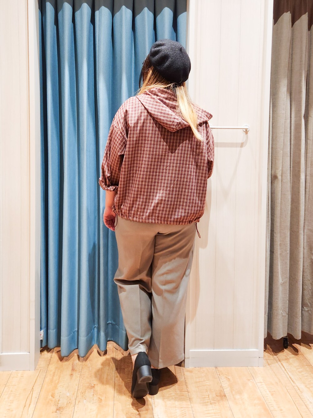 レッド系のシャツ/ブラウス、ホワイト系のTシャツ/カットソー、ベージュ系のその他パンツを着用したレディースの秋コーディネートの6枚目の写真