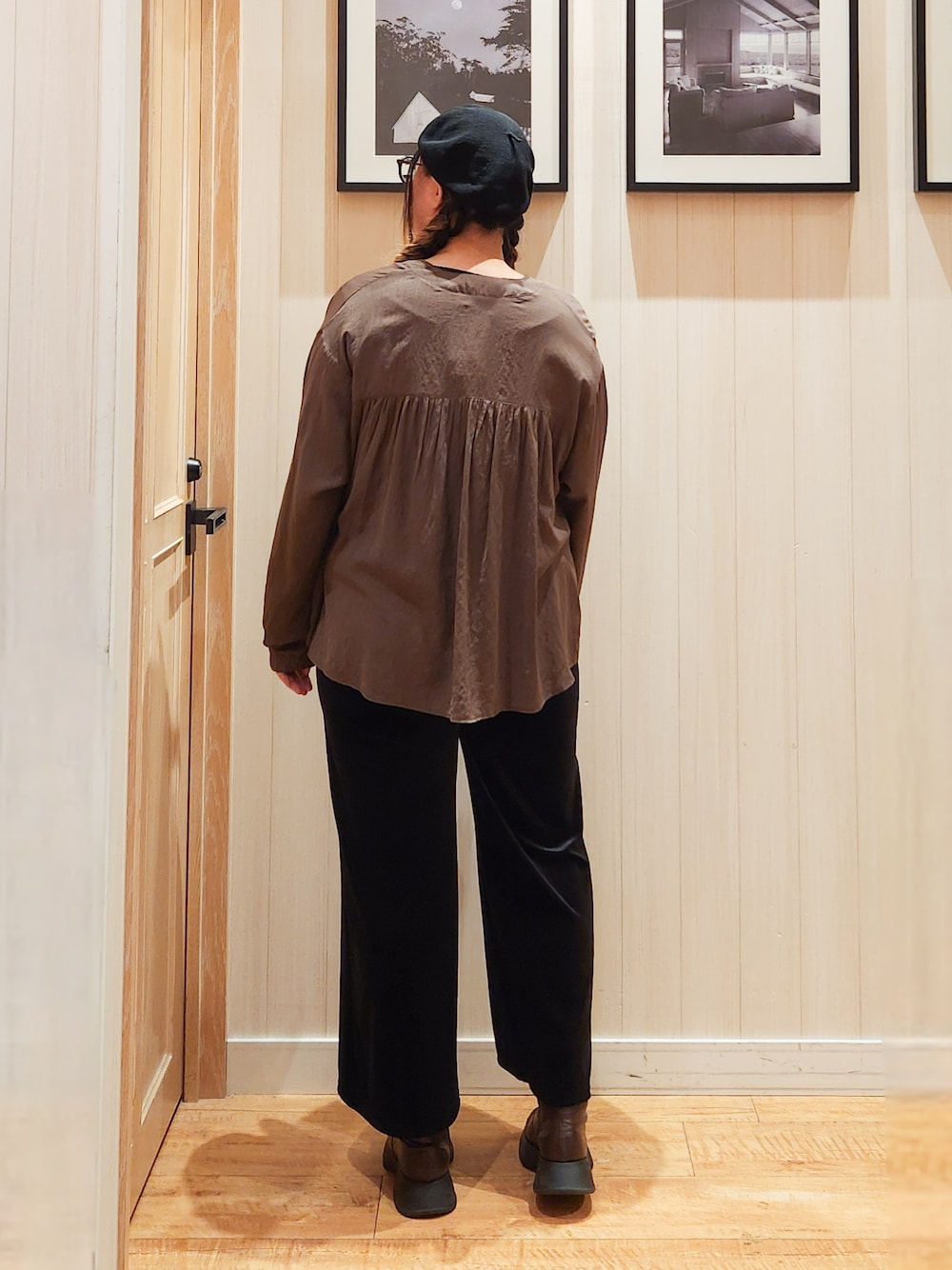 ブラウン系のカーディガン/ボレロ、ブラック系のTシャツ/カットソー、ブラック系のその他パンツを着用したレディースの秋コーディネートの6枚目の写真