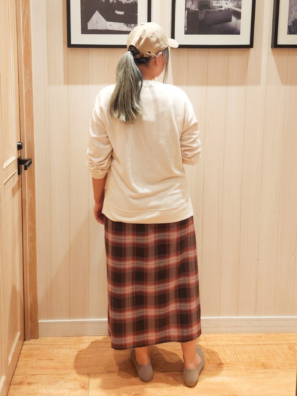 ホワイト系のスウェット、レッド系のワンピース、ベージュ系のパンプスを着用したレディースの秋コーディネートの3枚目の写真