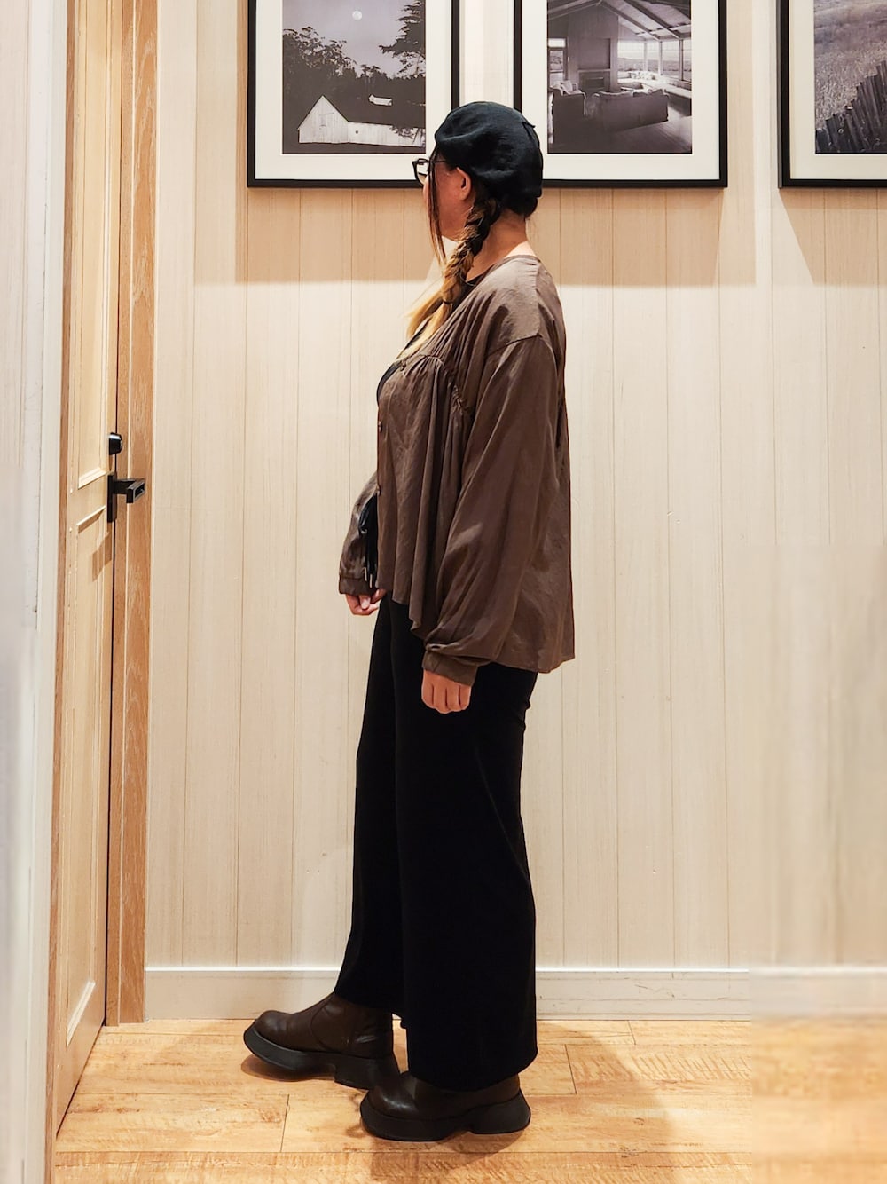 ブラウン系のカーディガン/ボレロ、ブラック系のTシャツ/カットソー、ブラック系のその他パンツを着用したレディースの秋コーディネートの5枚目の写真