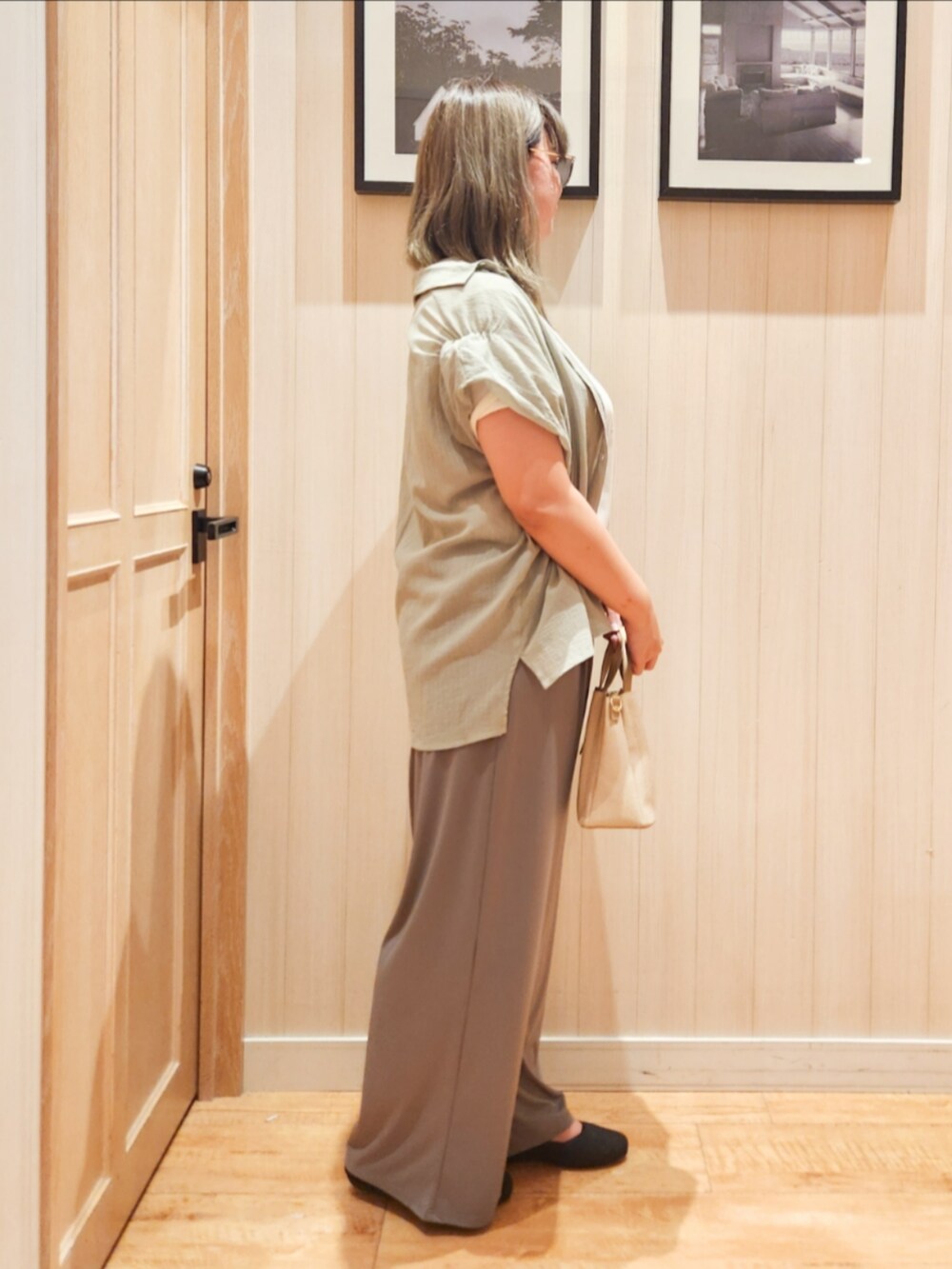 ホワイト系のTシャツ/カットソー、グリーン系のシャツ/ブラウス、グレー系のその他パンツを着用したレディースの夏コーディネートの2枚目の写真