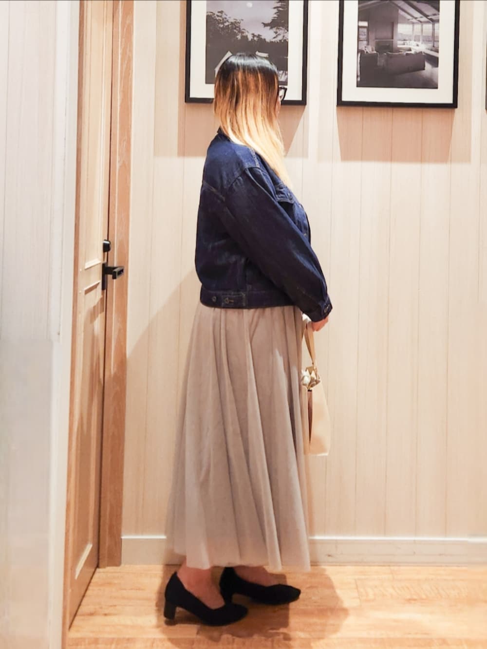 ブルー系のデニムジャケット、グレー系のニット/セーター、ベージュ系のスカートを着用したレディースの冬コーディネートの2枚目の写真