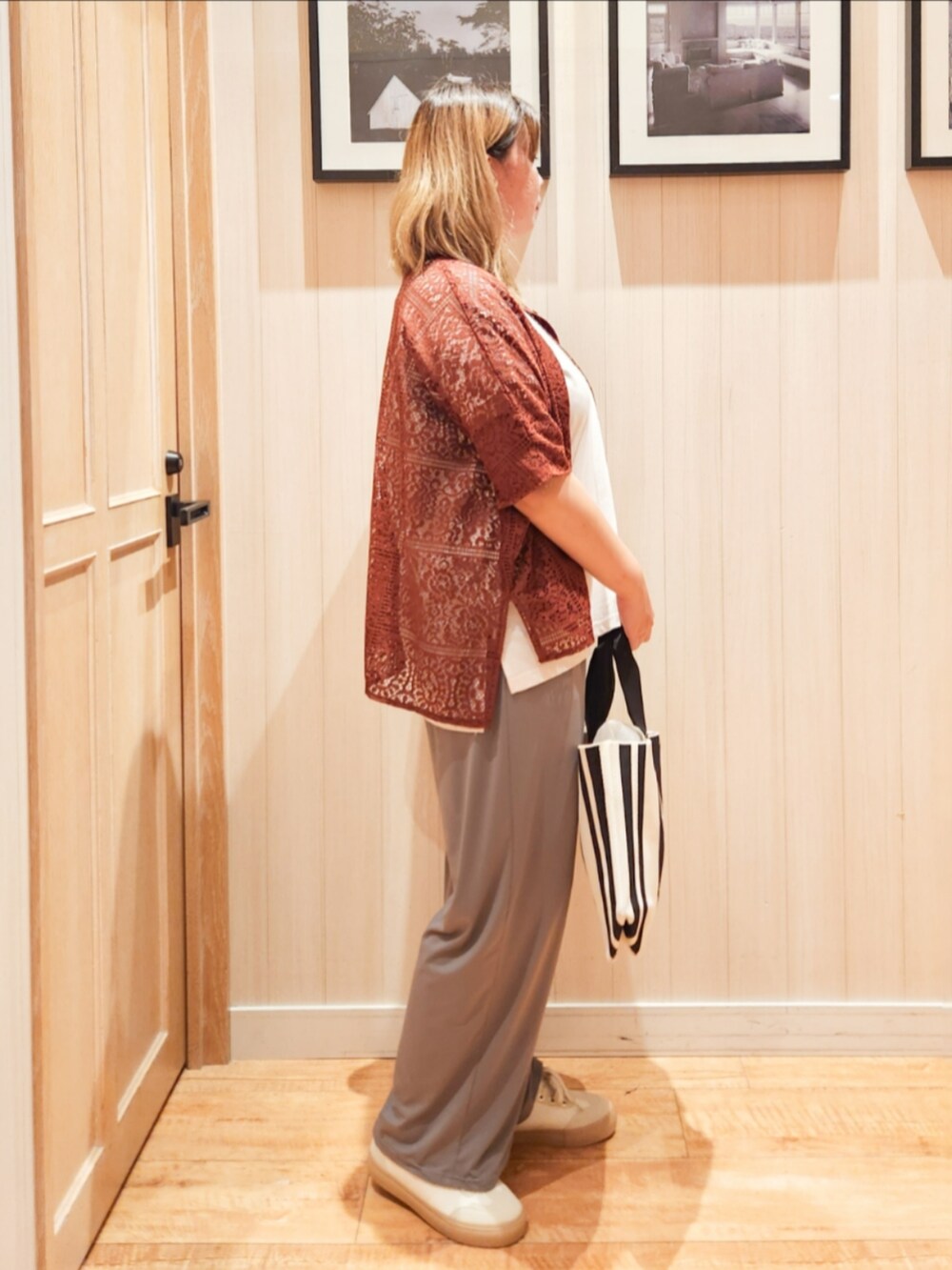 ブラウン系のシャツ/ブラウス、ホワイト系のTシャツ/カットソー、グレー系のその他パンツを着用したレディースの夏コーディネートの2枚目の写真