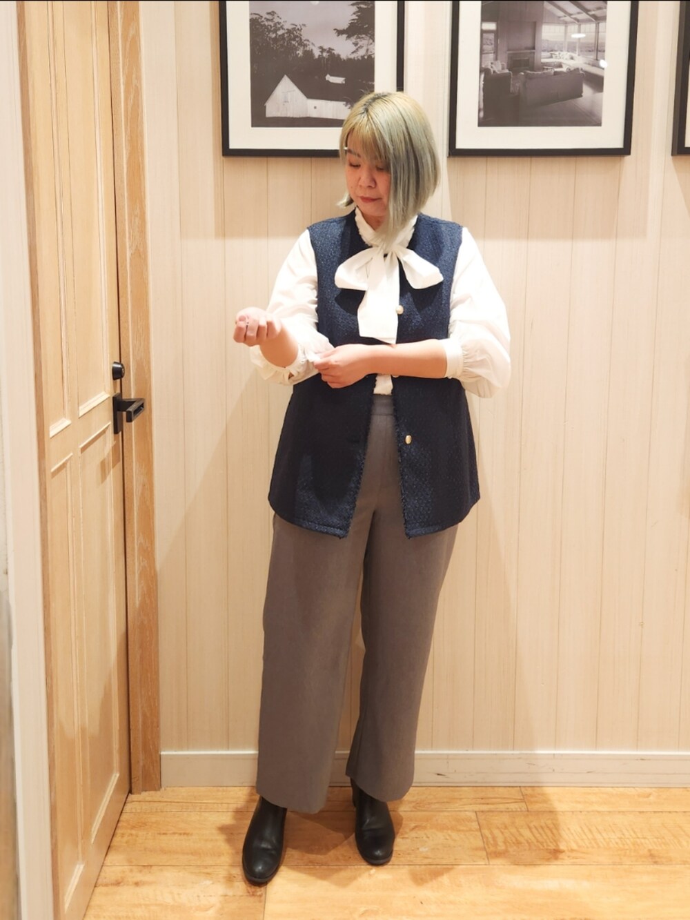 「ブラウス、ブーツ、ツイード、ワイドパンツ、キレイめ、フェミニン、ジレ、お仕事コーデ、新生活、シューラルー」｜「SHOO・LA・RUEの【セレモニーからデイリーまで】フリンジ ツイードジレ（ベスト、ブルー系）」を使った、れーやんさん（レディース・167cm）の冬コーディネートの4枚目の写真
