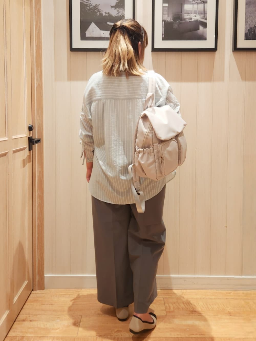 グリーン系のシャツ/ブラウス、グレー系のその他パンツ、ベージュ系のパンプスを着用したレディースの秋コーディネートの3枚目の写真