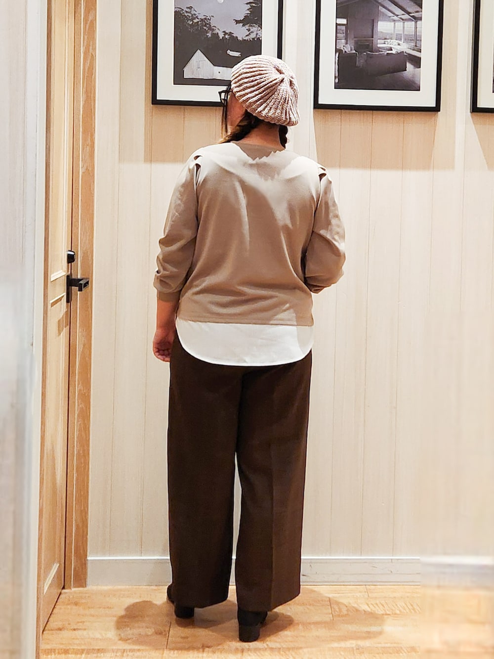 ブラウン系のTシャツ/カットソー、ブラウン系のその他パンツ、ブラック系のパンプスを着用したレディースの秋コーディネートの6枚目の写真