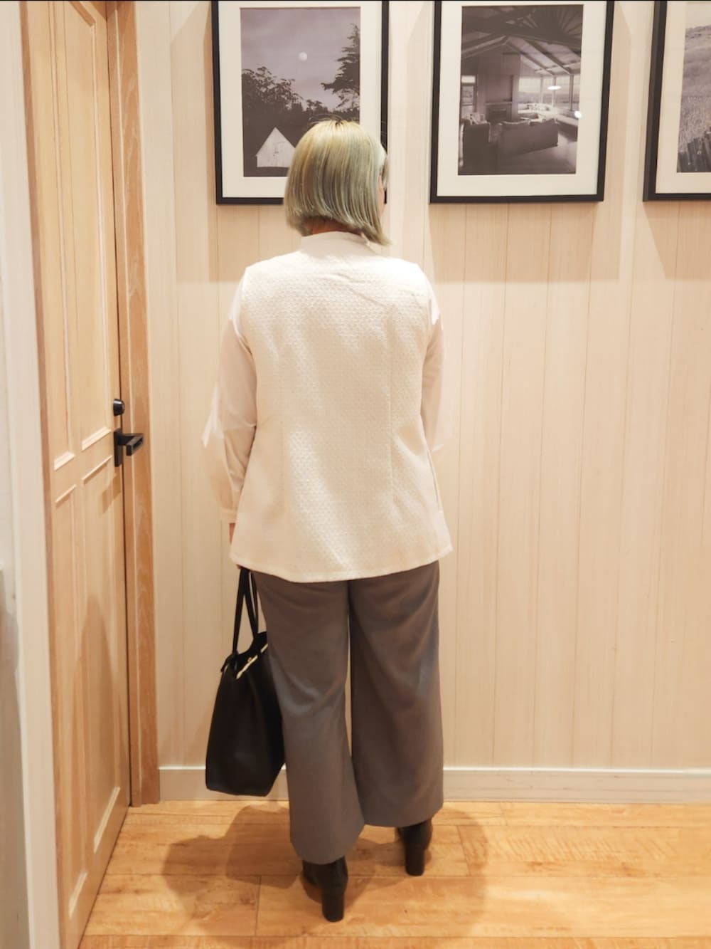 ホワイト系のシャツ/ブラウス、ベージュ系のベスト、グレー系のその他パンツを着用したレディースの冬コーディネートの3枚目の写真