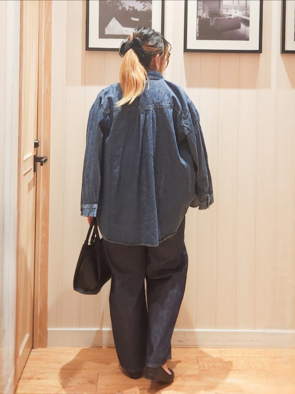 ピンク系のシャツ/ブラウス、ブルー系のシャツ/ブラウス、ブルー系のデニムパンツを着用したレディースの春コーディネートの3枚目の写真