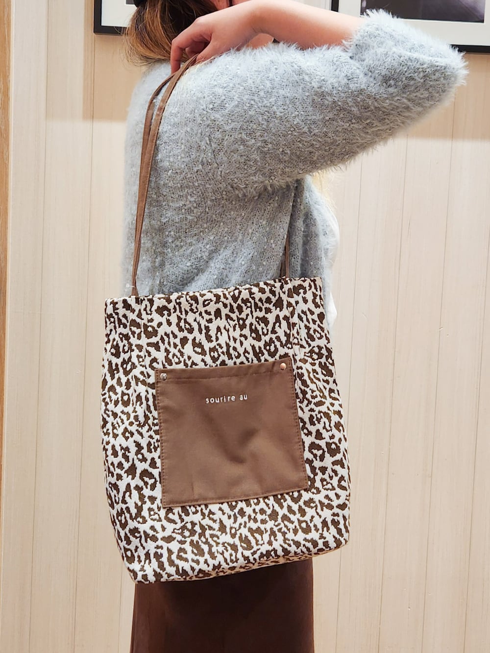グリーン系のカーディガン/ボレロ、ホワイト系のTシャツ/カットソー、ブラウン系のスカートを着用したレディースの秋コーディネートの7枚目の写真