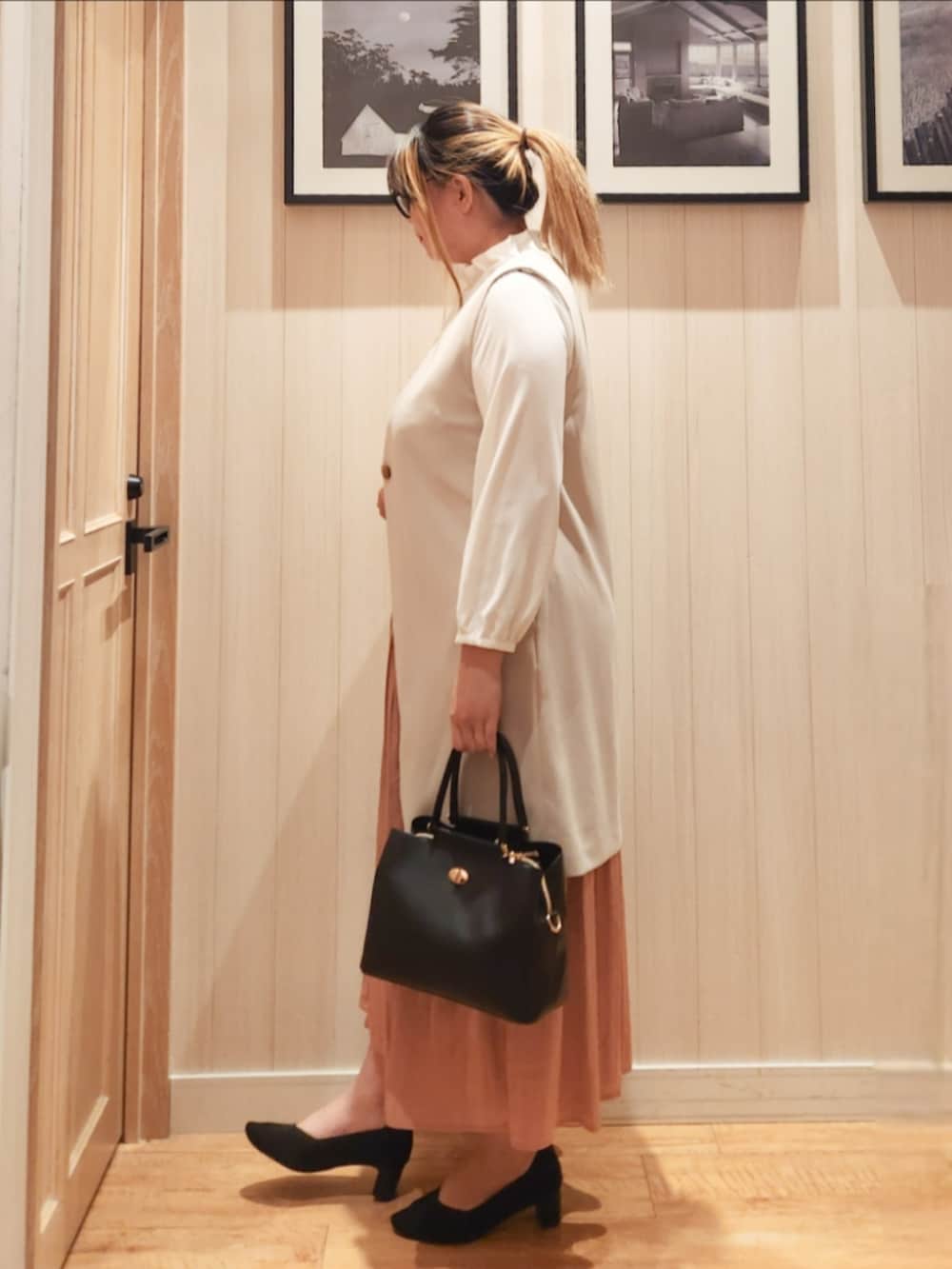 ベージュ系のベスト、ホワイト系のシャツ/ブラウス、ピンク系のスカートを着用したレディースの冬コーディネートの2枚目の写真