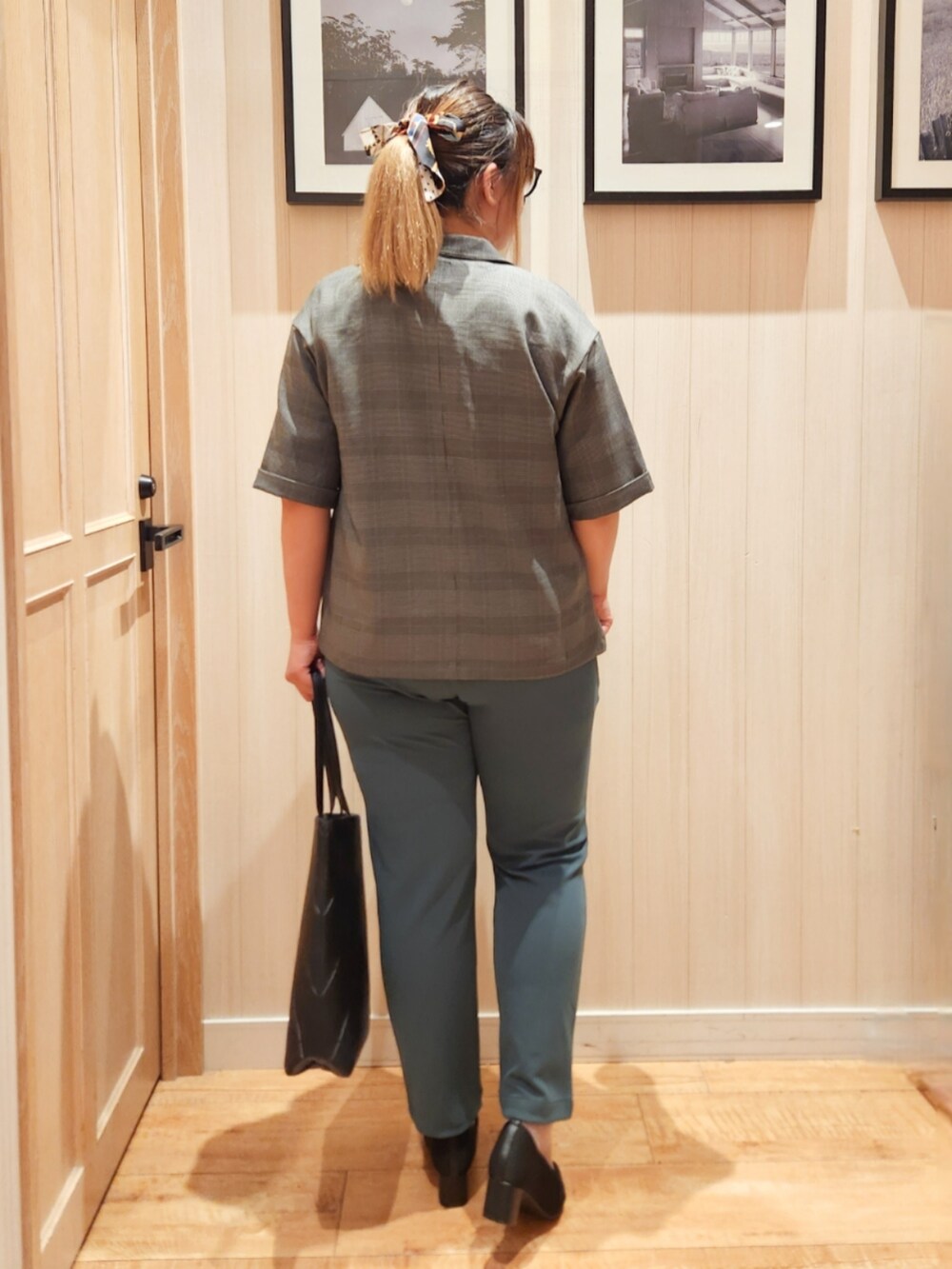 グレー系のテーラードジャケット、グレー系のシャツ/ブラウス、グリーン系のその他パンツを着用したレディースの秋コーディネートの3枚目の写真