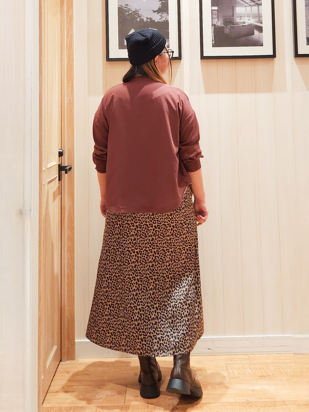 レッド系のシャツ/ブラウス、ホワイト系のTシャツ/カットソー、ブラウン系のスカートを着用したレディースの秋コーディネートの6枚目の写真