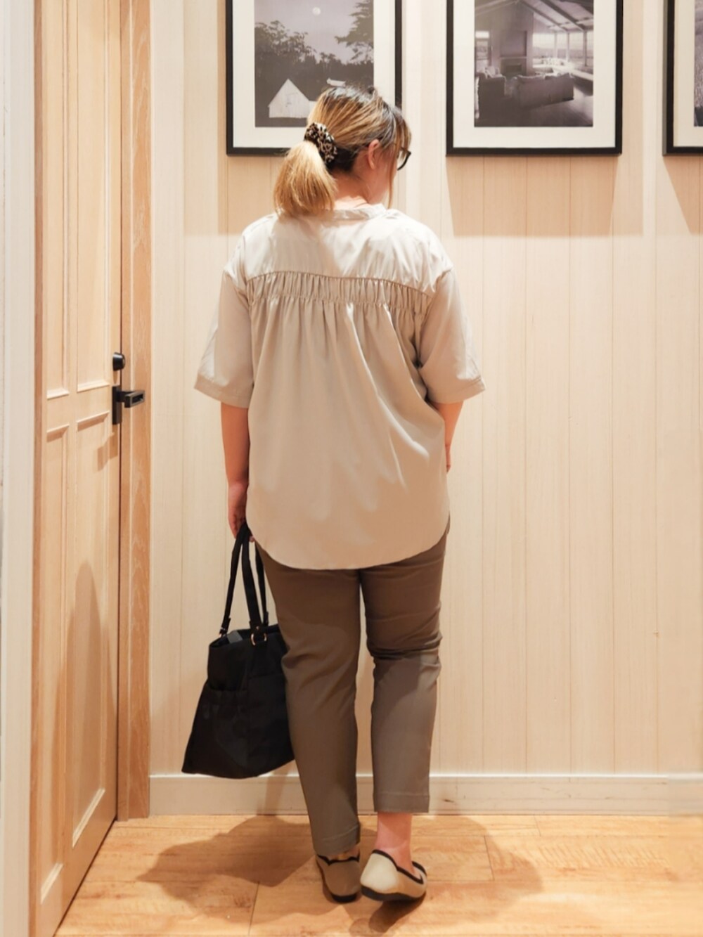 ベージュ系のシャツ/ブラウス、グリーン系のその他パンツ、ブラック系のトートバッグを着用したレディースの秋コーディネートの3枚目の写真