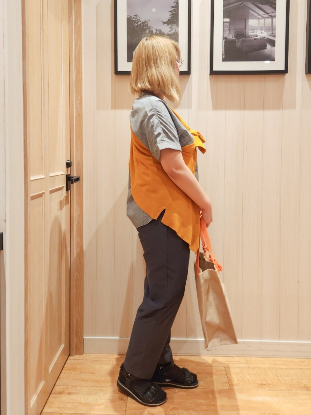 ブラック系のシャツ/ブラウス、イエロー系のカーディガン/ボレロ、グレー系のその他パンツを着用したレディースの春コーディネートの2枚目の写真