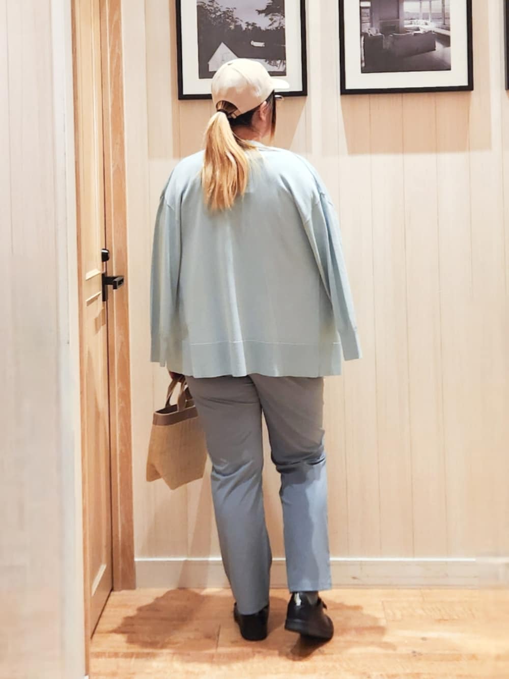 グリーン系のカーディガン/ボレロ、ベージュ系のTシャツ/カットソー、ブルー系のその他パンツを着用したレディースの夏コーディネートの3枚目の写真
