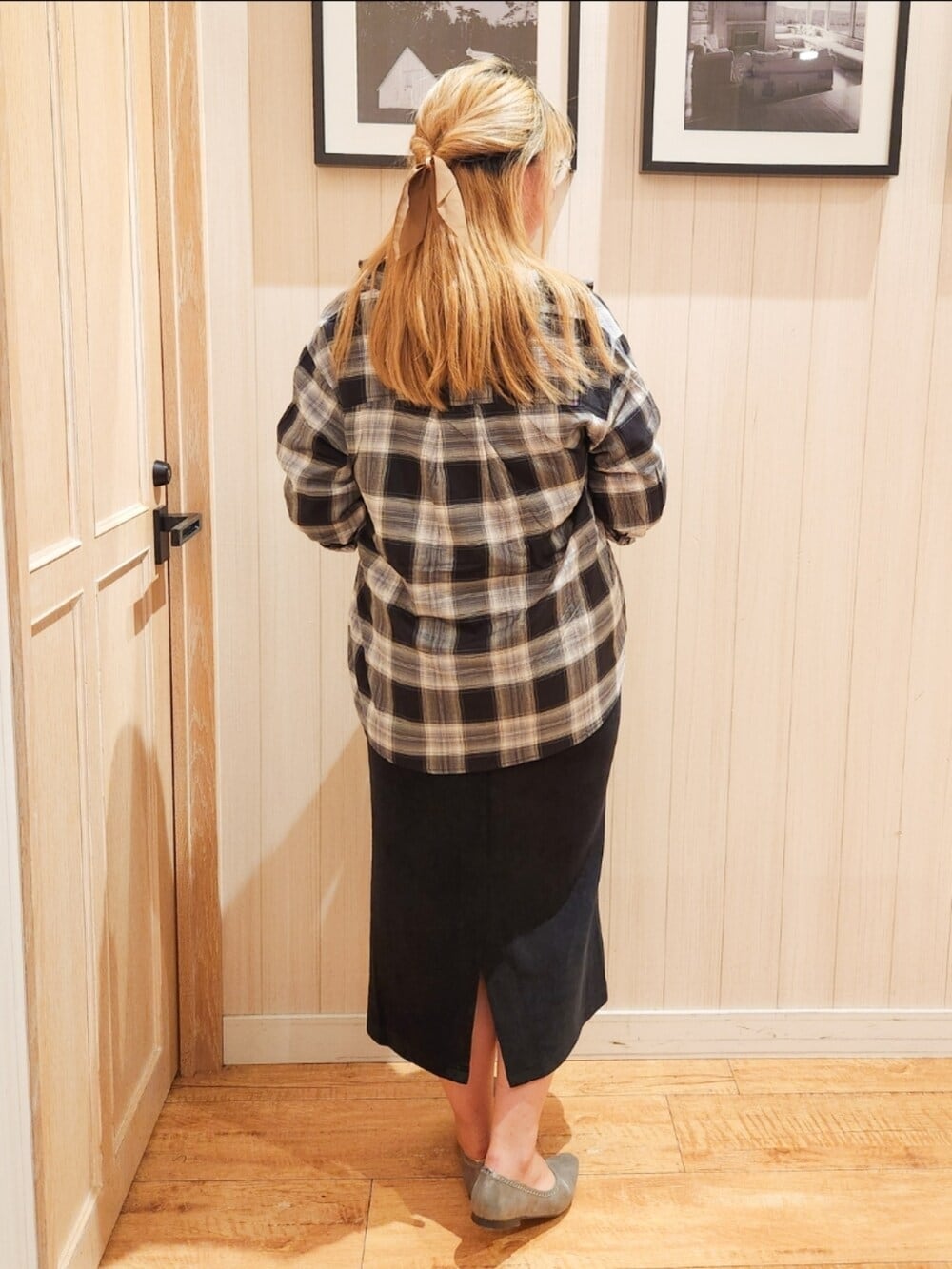 ブラック系のシャツ/ブラウス、ホワイト系のTシャツ/カットソー、ブラック系のスカートを着用したレディースの秋コーディネートの3枚目の写真