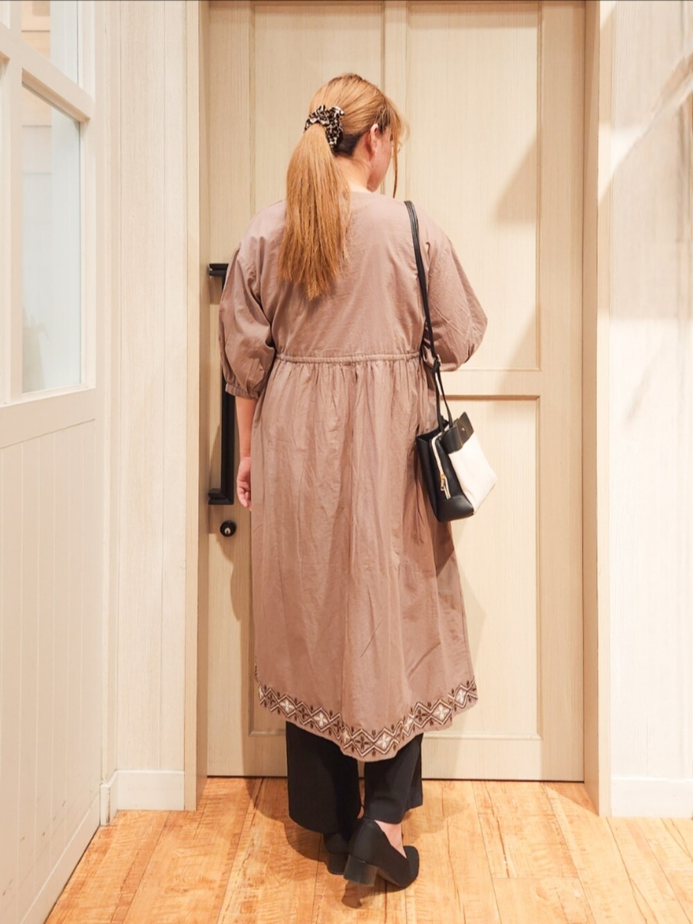 ブラウン系のワンピース、ホワイト系のTシャツ/カットソー、ブラック系のその他パンツを着用したレディースの夏コーディネートの3枚目の写真