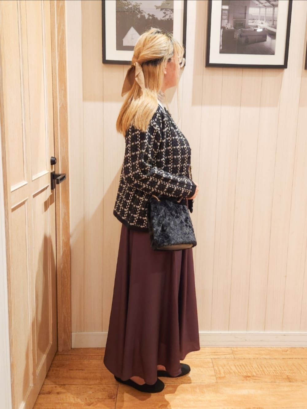 ブラック系のカーディガン/ボレロ、グレー系のTシャツ/カットソー、ブラウン系のスカートを着用したレディースの秋コーディネートの2枚目の写真