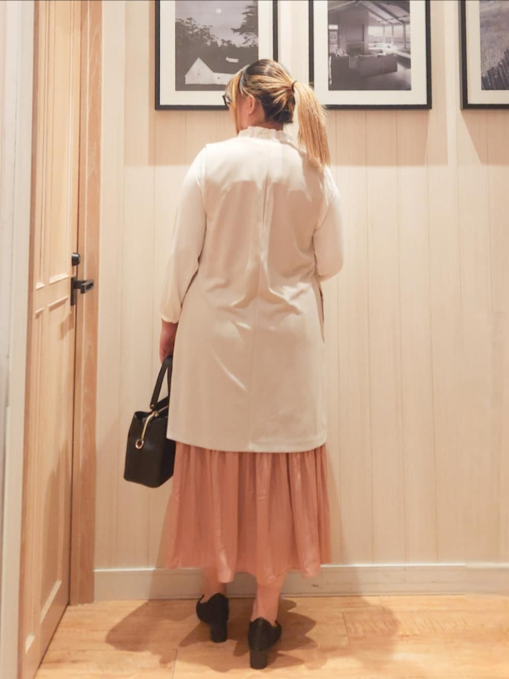 ベージュ系のベスト、ホワイト系のシャツ/ブラウス、ピンク系のスカートを着用したレディースの冬コーディネートの3枚目の写真