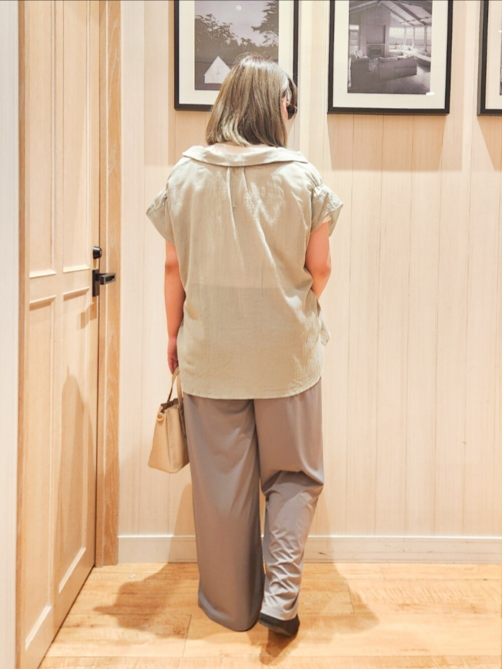 ホワイト系のTシャツ/カットソー、グリーン系のシャツ/ブラウス、グレー系のその他パンツを着用したレディースの夏コーディネートの3枚目の写真