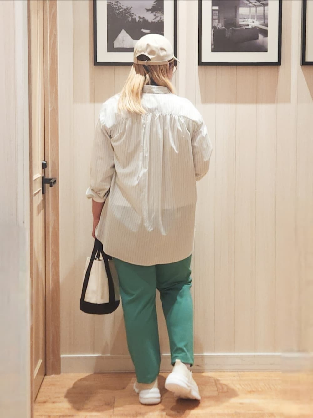 グリーン系のシャツ/ブラウス、ホワイト系のTシャツ/カットソー、グリーン系のその他パンツを着用したレディースの春コーディネートの3枚目の写真