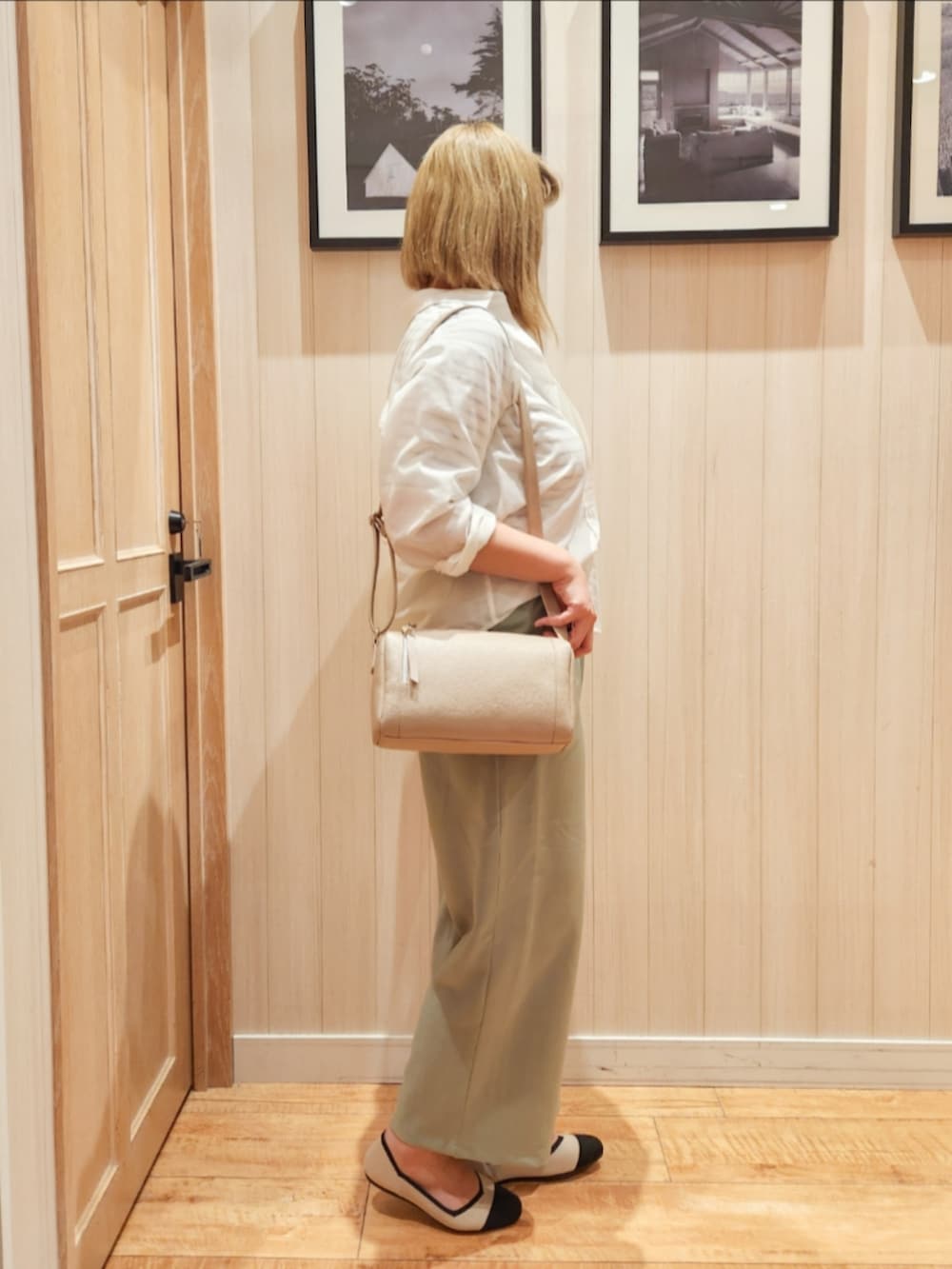 ホワイト系のシャツ/ブラウス、ホワイト系のTシャツ/カットソー、グリーン系のその他パンツを着用したレディースの春コーディネートの2枚目の写真