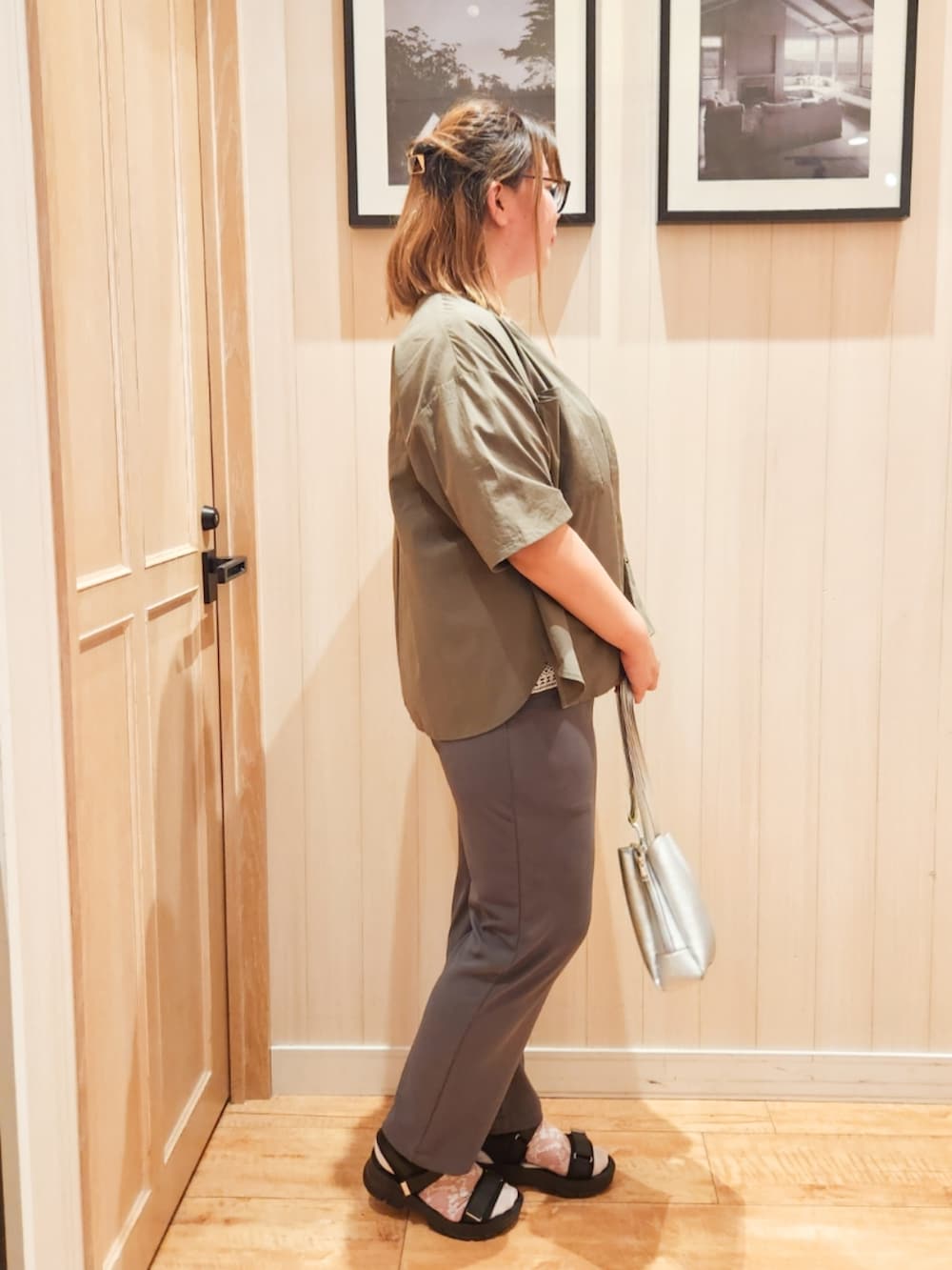 ホワイト系のTシャツ/カットソー、グリーン系のシャツ/ブラウス、グレー系のその他パンツを着用したレディースの夏コーディネートの2枚目の写真