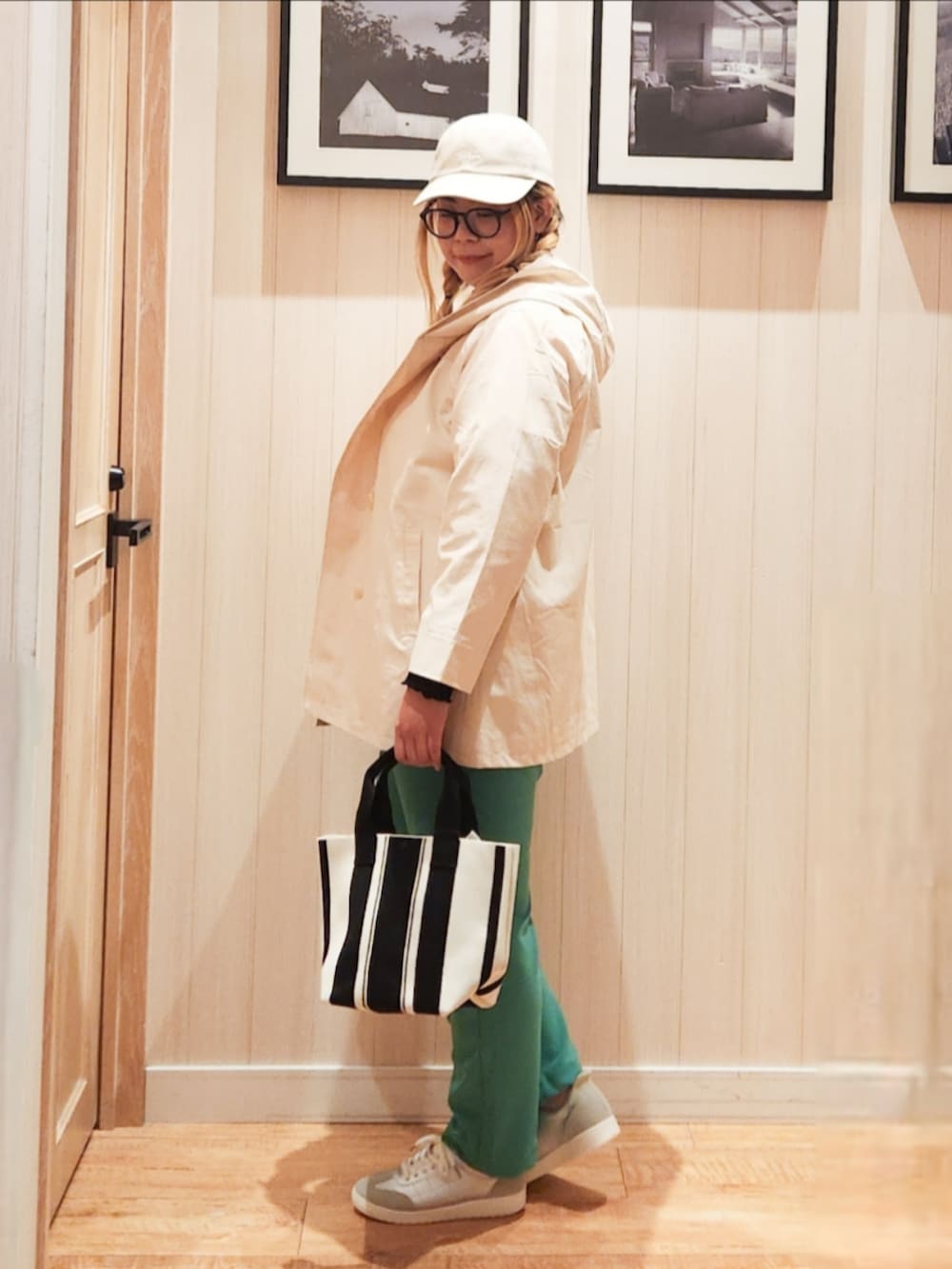 ベージュ系のその他アウター、ブルー系のニット/セーター、ブラック系のTシャツ/カットソーを着用したレディースの冬コーディネートの2枚目の写真