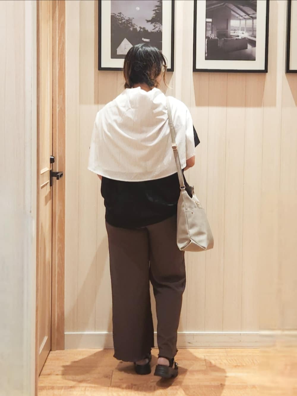 ブラック系のシャツ/ブラウス、グレー系のシャツ/ブラウス、グレー系のショルダーバッグを着用したレディースの夏コーディネートの3枚目の写真
