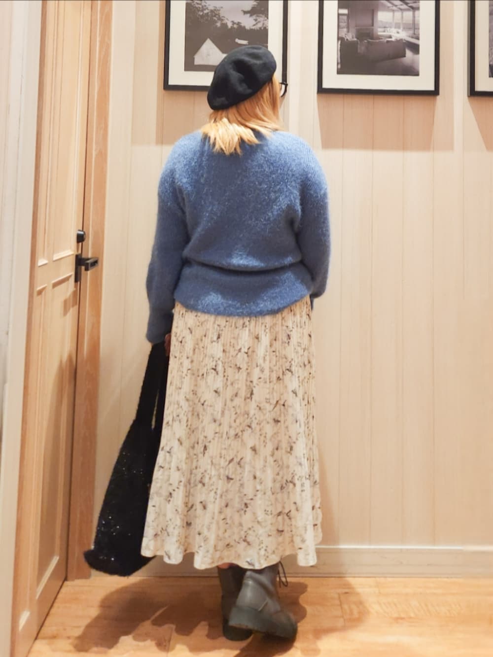ブルー系のニット/セーター、ベージュ系のスカート、ブラック系のトートバッグを着用したレディースの冬コーディネートの3枚目の写真