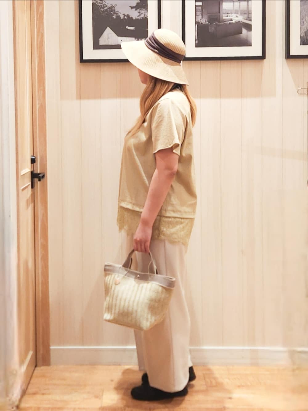 イエロー系のシャツ/ブラウス、ベージュ系のその他パンツ、ベージュ系のトートバッグを着用したレディースの夏コーディネートの2枚目の写真