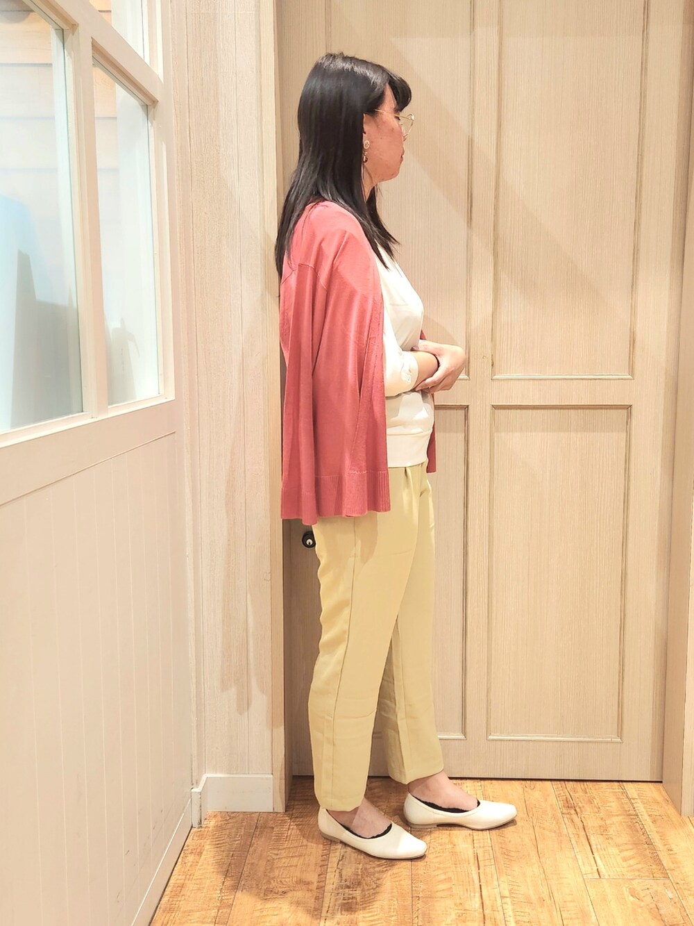 ピンク系のカーディガン/ボレロ、ホワイト系のシャツ/ブラウス、イエロー系のその他パンツを着用したレディースの春コーディネートの2枚目の写真