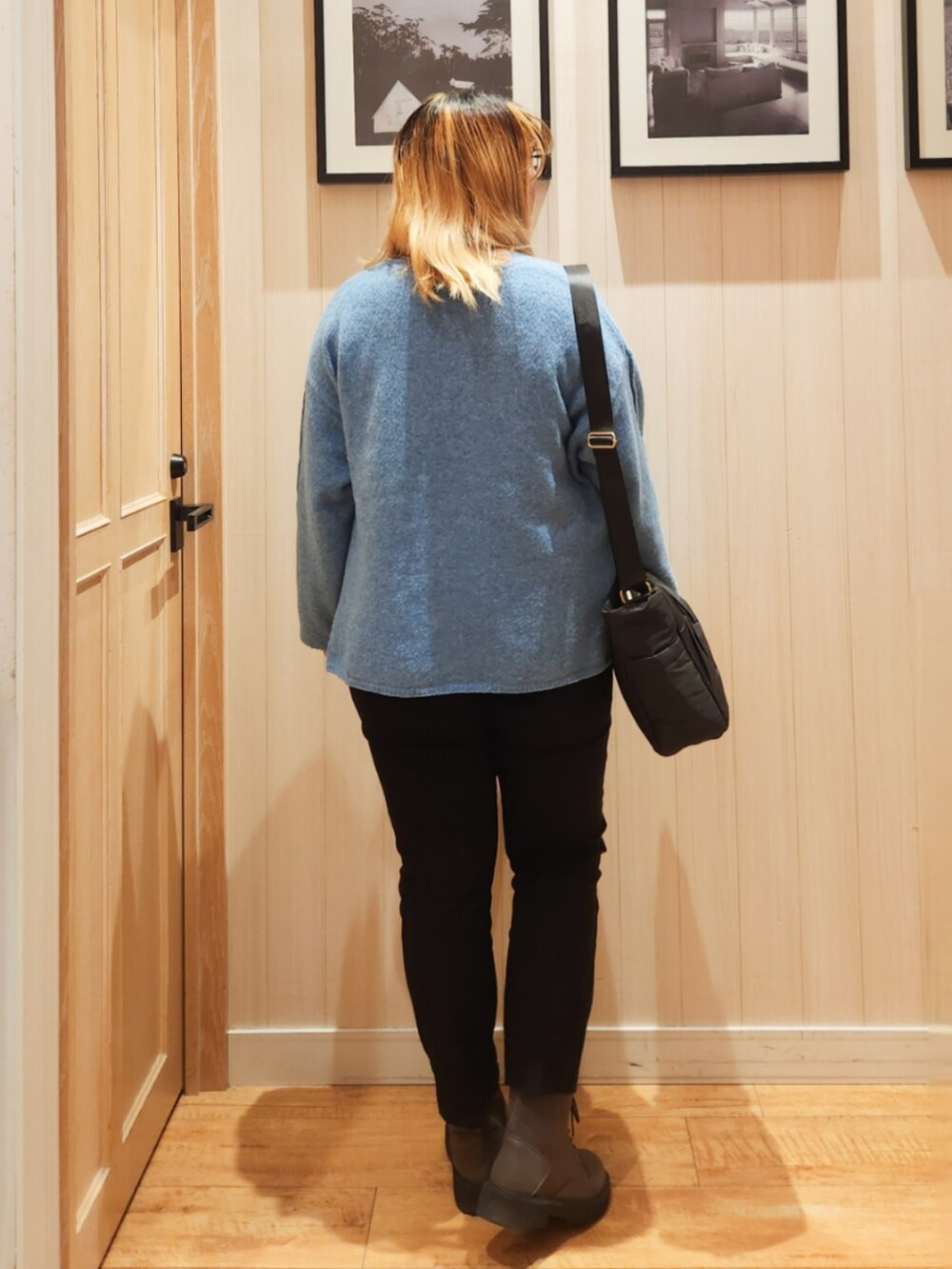 ホワイト系のTシャツ/カットソー、ブルー系のカーディガン/ボレロ、ブラック系のその他パンツを着用したレディースの秋コーディネートの3枚目の写真