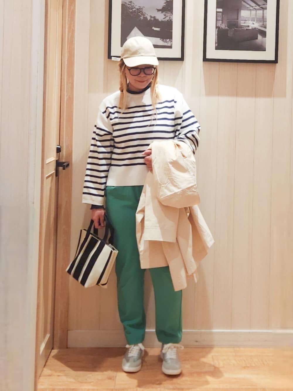 ベージュ系のその他アウター、ブルー系のニット/セーター、ブラック系のTシャツ/カットソーを着用したレディースの冬コーディネートの4枚目の写真