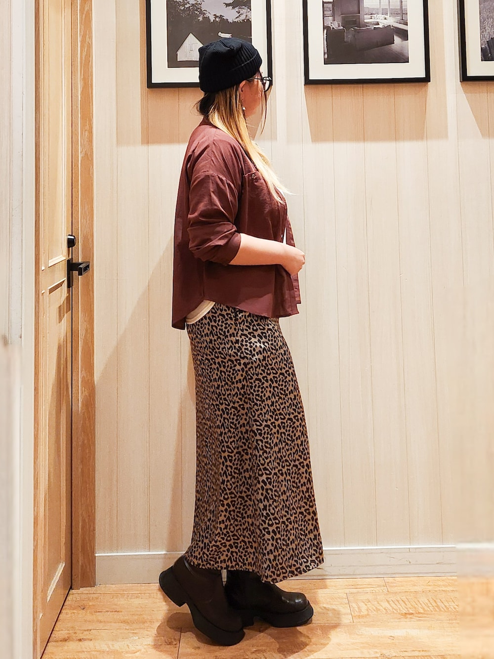 レッド系のシャツ/ブラウス、ホワイト系のTシャツ/カットソー、ブラウン系のスカートを着用したレディースの秋コーディネートの5枚目の写真