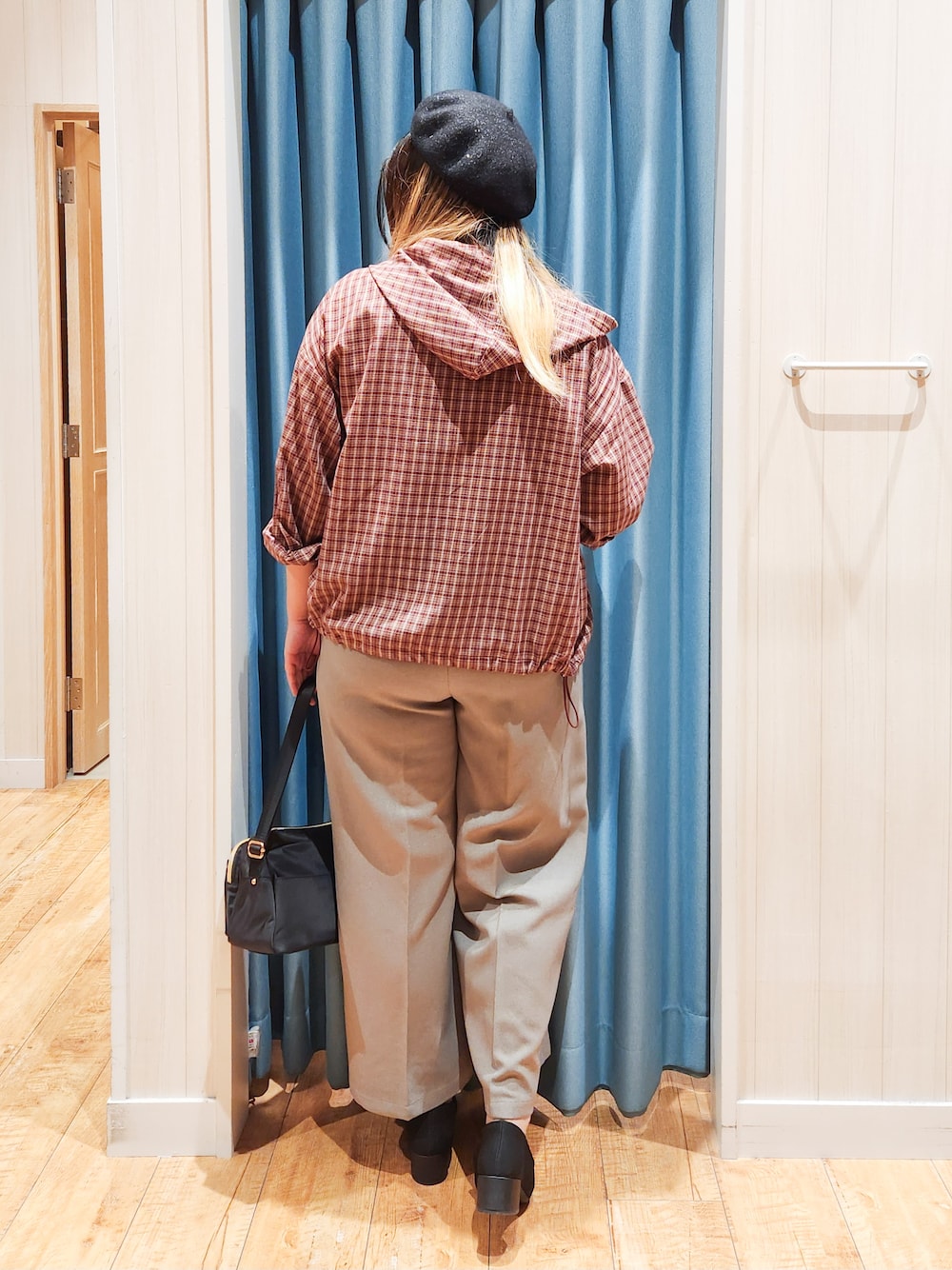 レッド系のシャツ/ブラウス、ホワイト系のTシャツ/カットソー、ベージュ系のその他パンツを着用したレディースの秋コーディネートの3枚目の写真