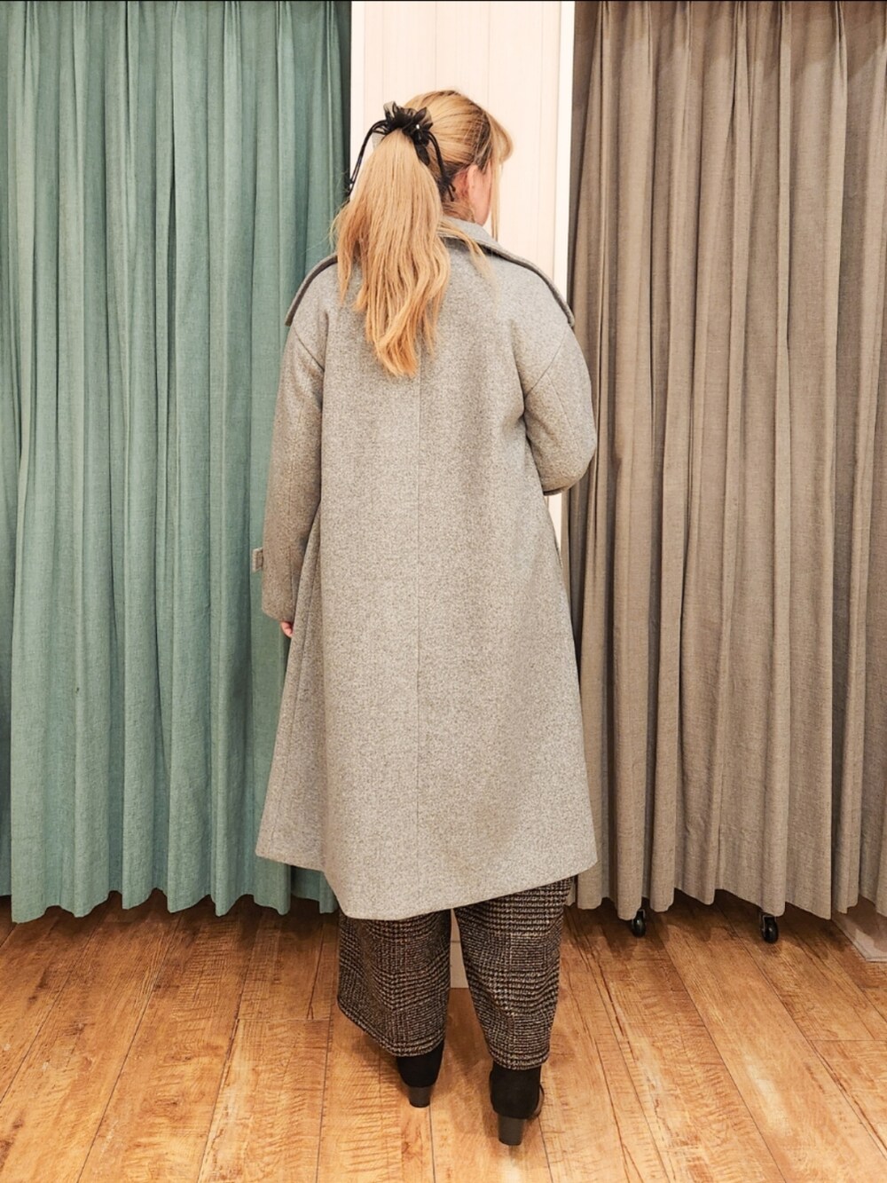 グレー系のその他アウター、レッド系のニット/セーター、ブラウン系のその他パンツを着用したレディースの冬コーディネートの3枚目の写真