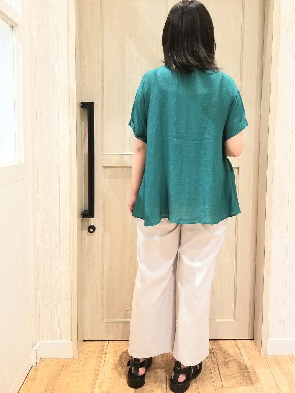 グリーン系のシャツ/ブラウス、グレー系のその他パンツ、ブラック系のサンダルを着用したレディースの春コーディネートの4枚目の写真