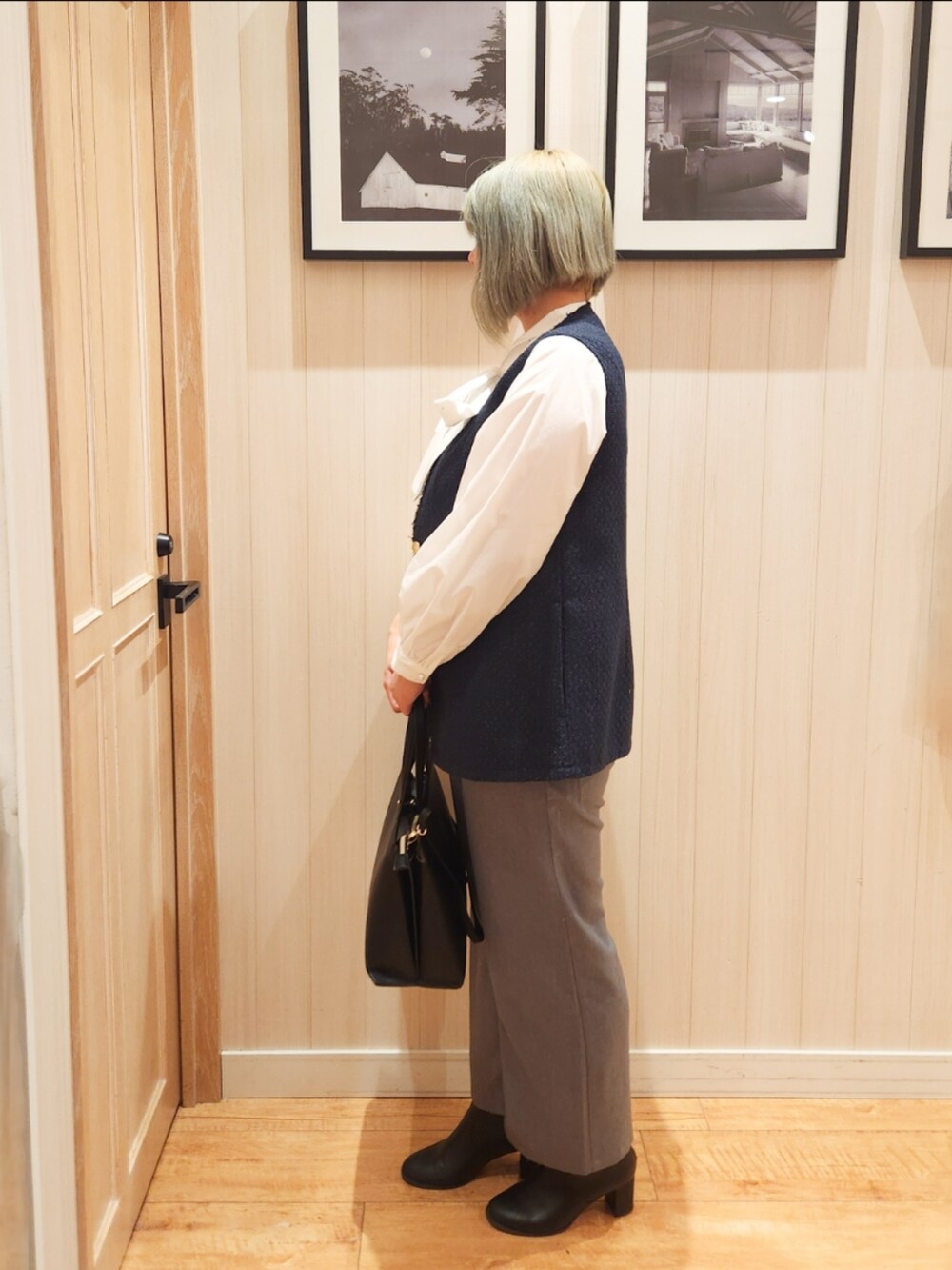 「ブラウス、ブーツ、ツイード、ワイドパンツ、キレイめ、フェミニン、ジレ、お仕事コーデ、新生活、シューラルー」｜「SHOO・LA・RUEの【セレモニーからデイリーまで】フリンジ ツイードジレ（ベスト、ブルー系）」を使った、れーやんさん（レディース・167cm）の冬コーディネートの2枚目の写真