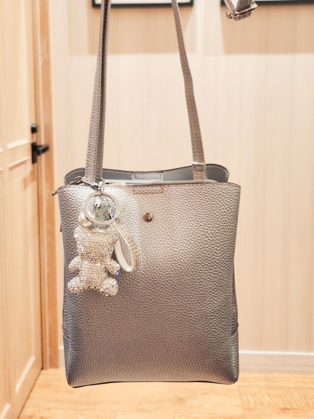 レッド系のシャツ/ブラウス、ホワイト系のTシャツ/カットソー、レッド系のスカートを着用したレディースの秋コーディネートの4枚目の写真