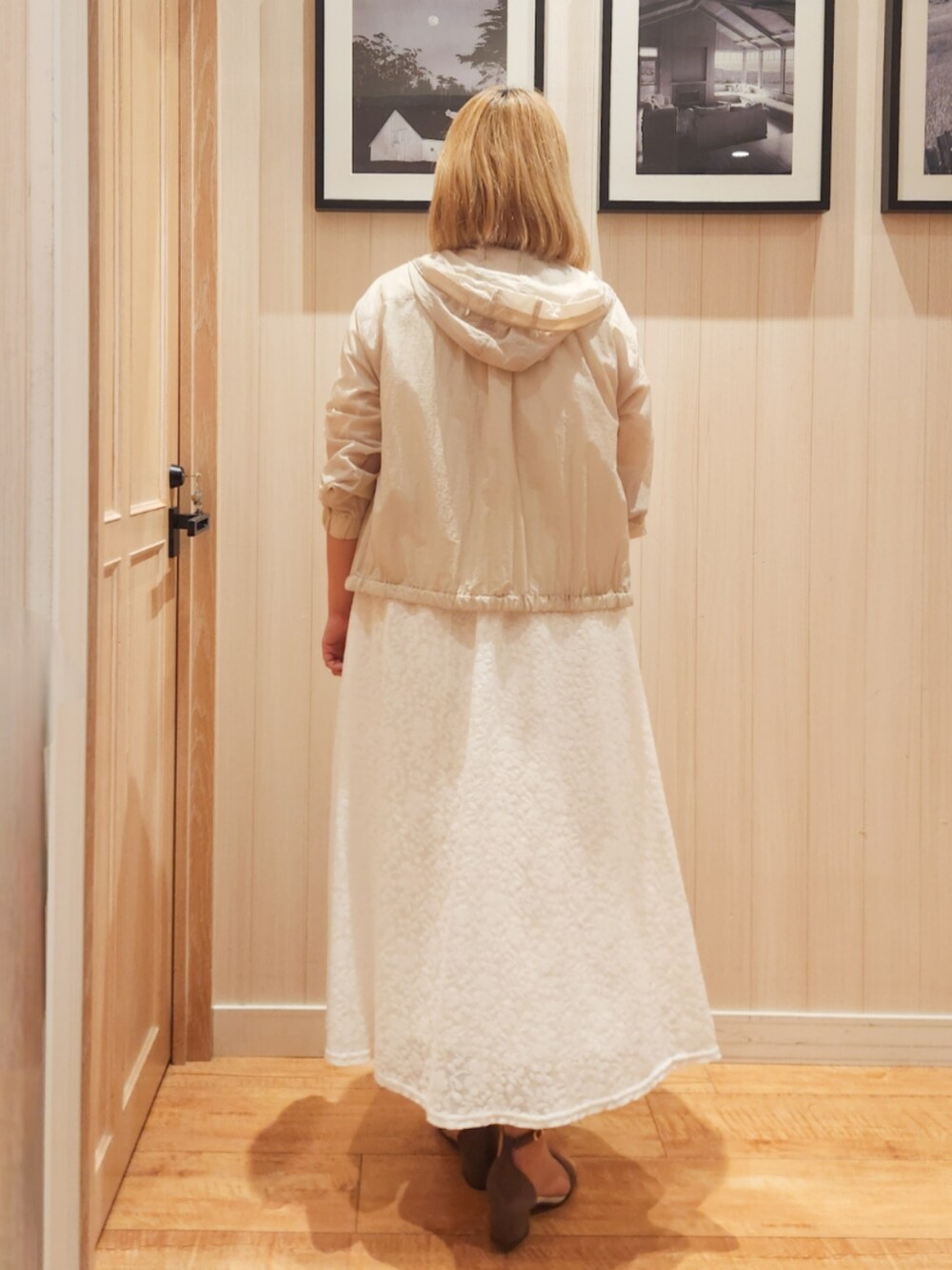 ベージュ系のブルゾン、ホワイト系のTシャツ/カットソー、ホワイト系のスカートを着用したレディースの春コーディネートの3枚目の写真