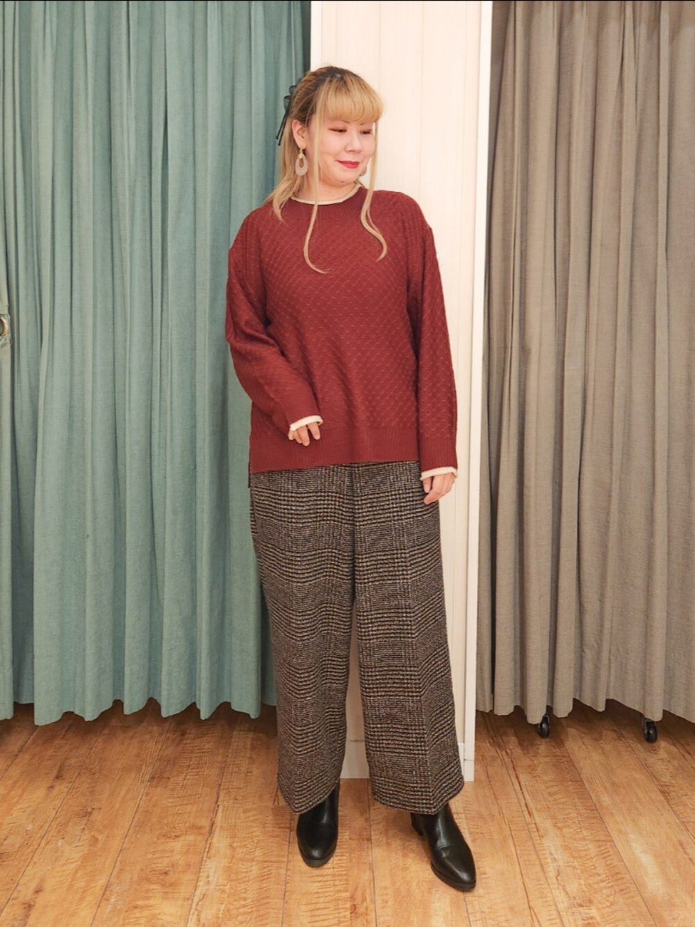 グレー系のその他アウター、レッド系のニット/セーター、ブラウン系のその他パンツを着用したレディースの冬コーディネートの4枚目の写真