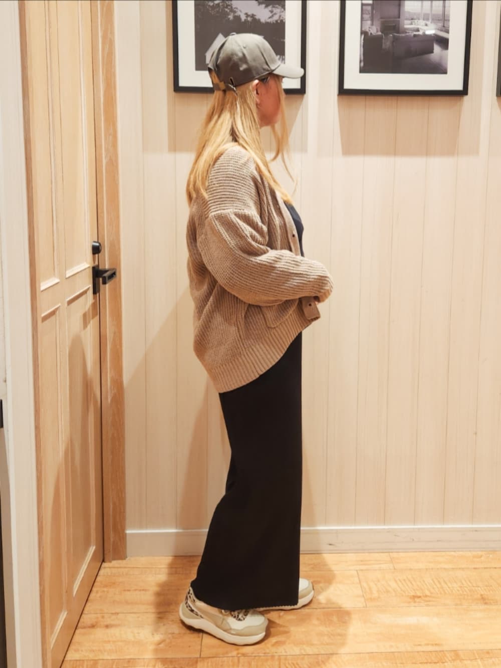 ベージュ系のカーディガン/ボレロ、ブラック系のTシャツ/カットソー、ブラック系のその他パンツを着用したレディースの秋コーディネートの2枚目の写真