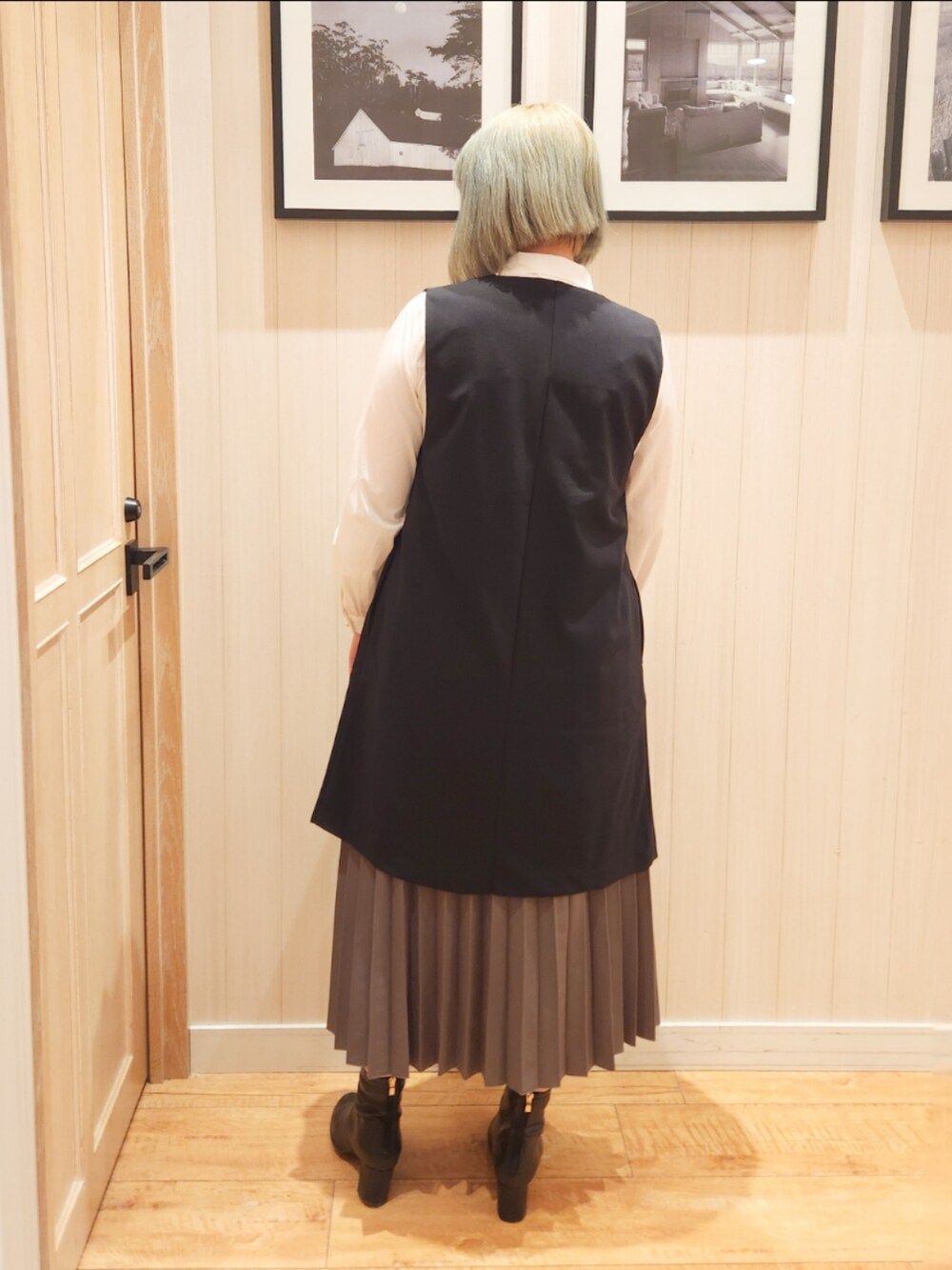 ホワイト系のシャツ/ブラウス、ブラック系のベスト、ブラウン系のスカートを着用したレディースの冬コーディネートの3枚目の写真