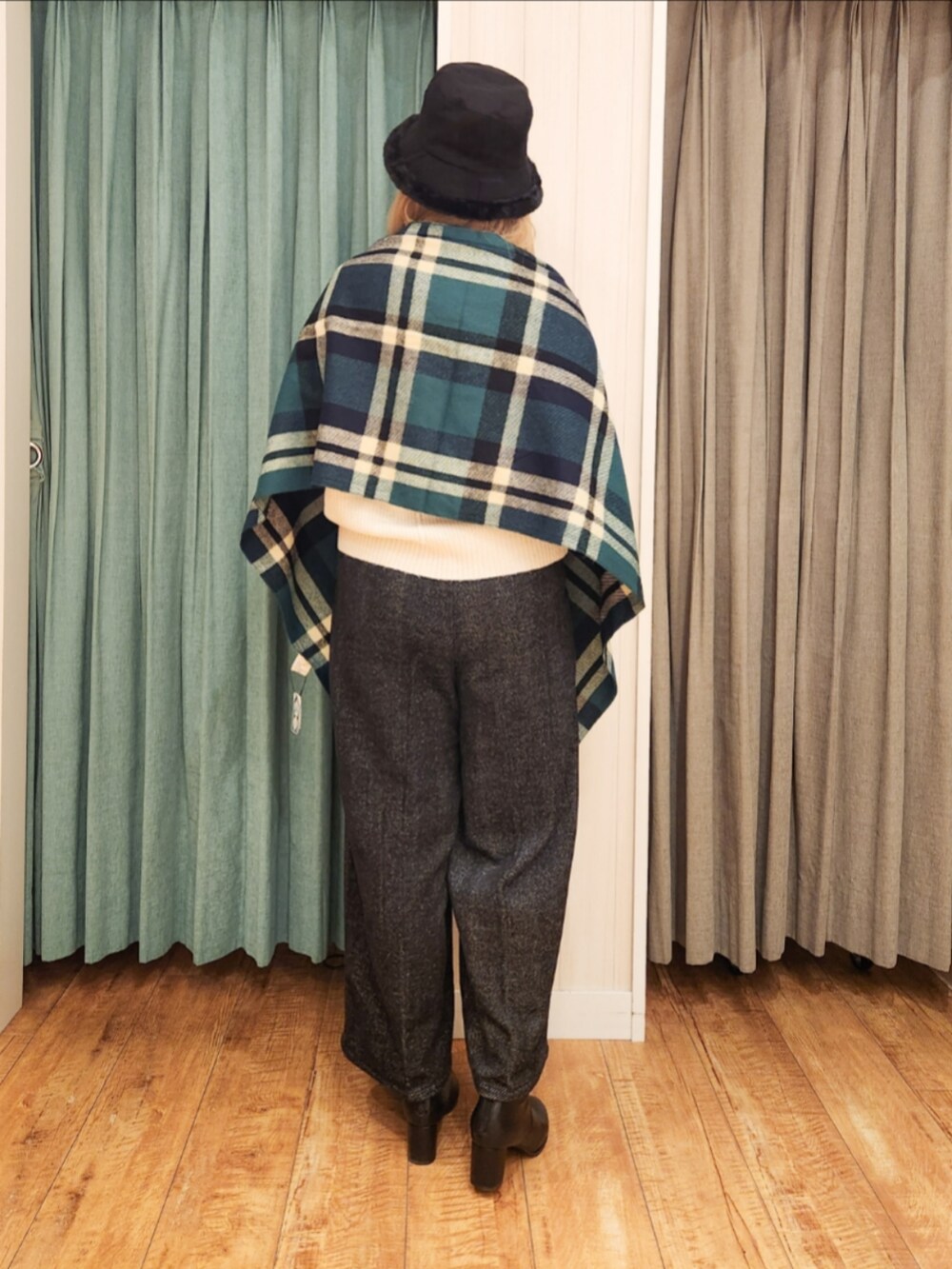 ベージュ系のニット/セーター、ブラック系のその他パンツ、ブラック系のブーツを着用したレディースの冬コーディネートの3枚目の写真