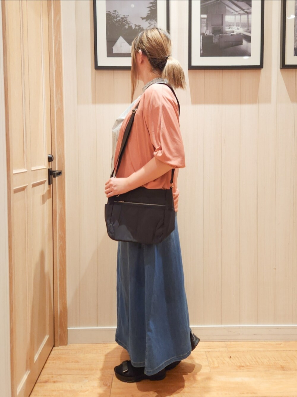 ホワイト系のシャツ/ブラウス、ピンク系のカーディガン/ボレロ、ブルー系のデニムスカートを着用したレディースの夏コーディネートの2枚目の写真