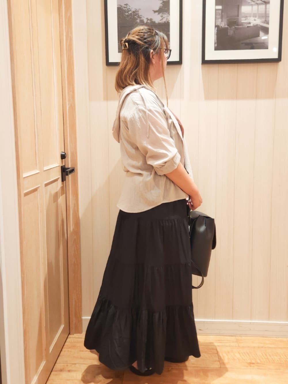 ベージュ系のシャツ/ブラウス、ブラック系のスカート、ブラック系のバックパック/リュックを着用したレディースの秋コーディネートの2枚目の写真