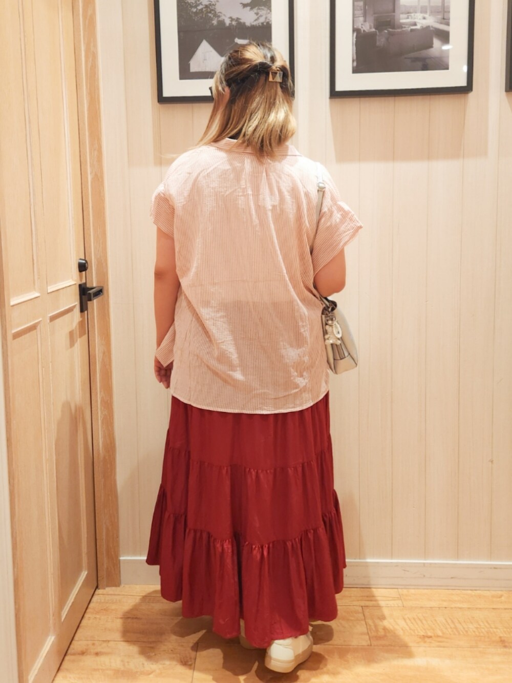 レッド系のシャツ/ブラウス、ホワイト系のTシャツ/カットソー、レッド系のスカートを着用したレディースの秋コーディネートの3枚目の写真