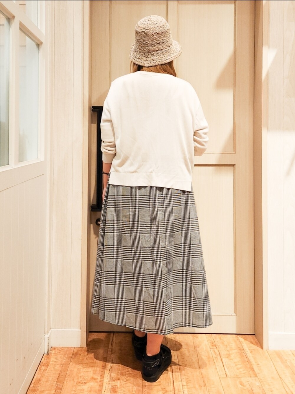 グレー系のカーディガン/ボレロ、ホワイト系のシャツ/ブラウス、ブラック系のスカートを着用したレディースの夏コーディネートの3枚目の写真