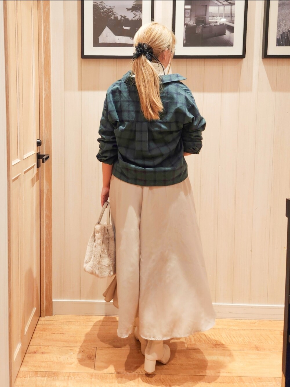 グリーン系のシャツ/ブラウス、ホワイト系のニット/セーター、ベージュ系のスカートを着用したレディースの冬コーディネートの3枚目の写真